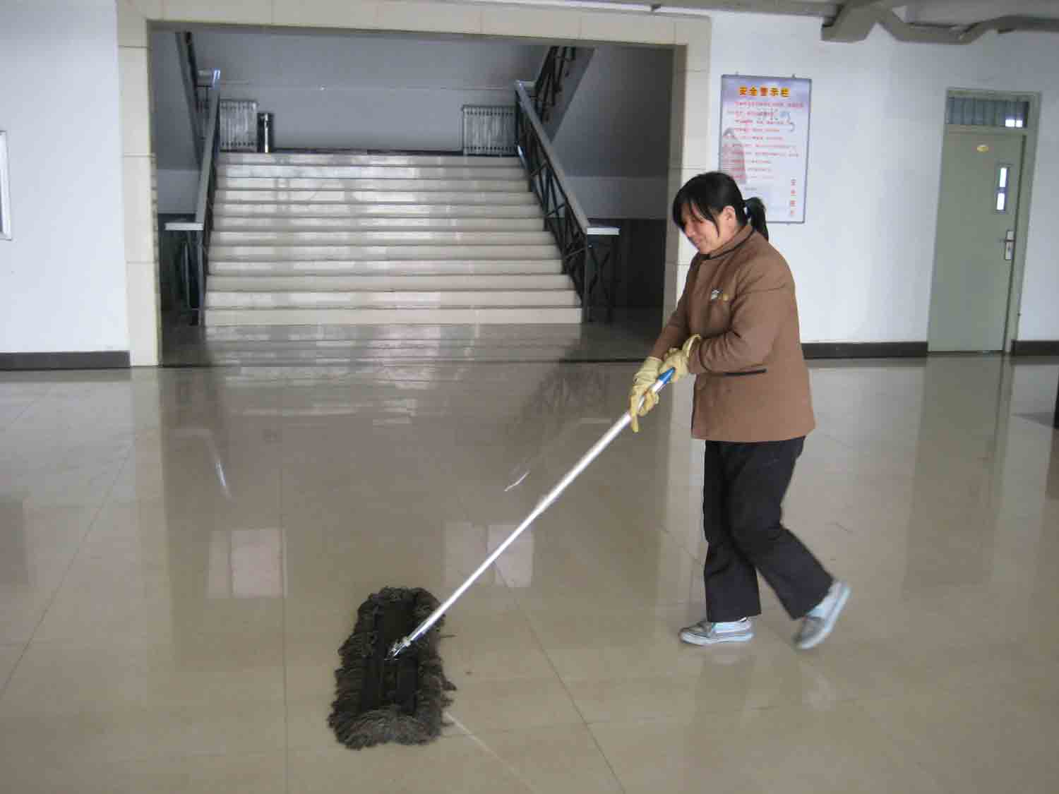成都保潔服務(wù)之地板打蠟