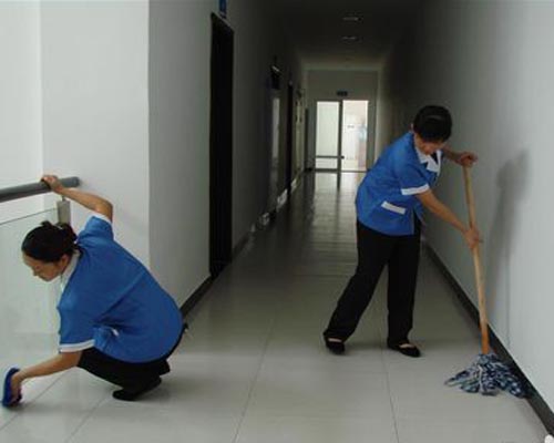 兩位保潔員在打掃衛(wèi)生